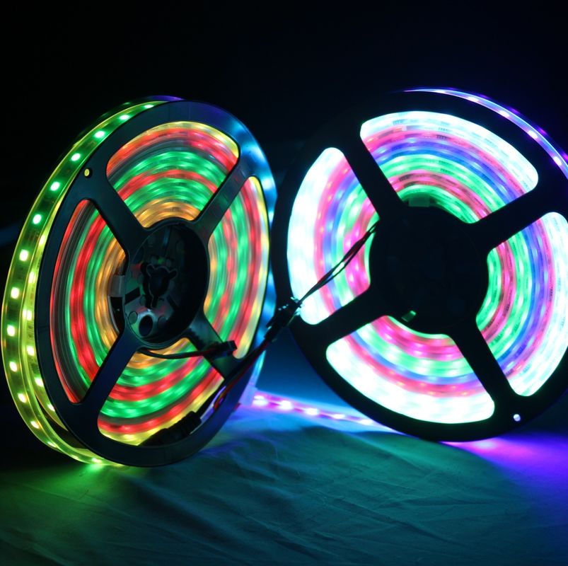 WS2812B Elastyczna taśma LED Light RGB 5050SMD Indywidualna adresowalność 16,4FT 60 pikseli / M 300 pikseli Czarna płytka drukowana w pełnym kolorze