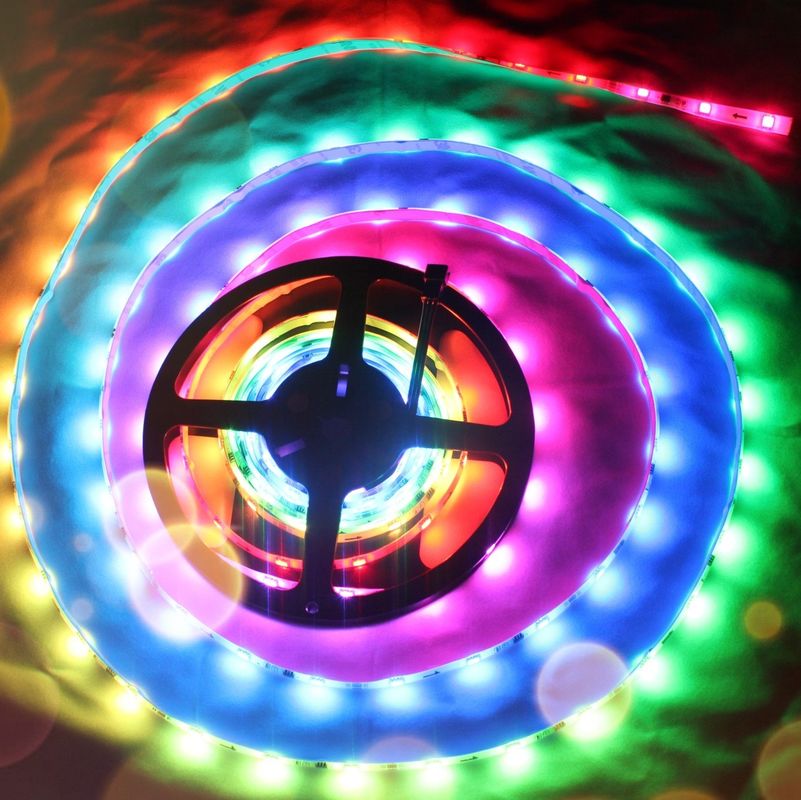 WS2812B Elastyczna taśma LED Light RGB 5050SMD Indywidualna adresowalność 16,4FT 60 pikseli / M 300 pikseli Czarna płytka drukowana w pełnym kolorze